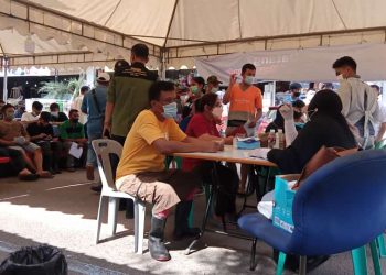 Para pedagang Mega Legenda yang mendaftar untuk mendapatkan vaksinasi. (Foto: SIR)