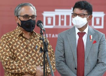 Menkominfo, Jhonny G. Plate (kanan) bersama Ketua Dewan Komisioner OJK, Wimboh Santoso saat menggelar jumpa pers dipilar Kantor Kepresidenan, Jumat, 15 Oktober 2021.