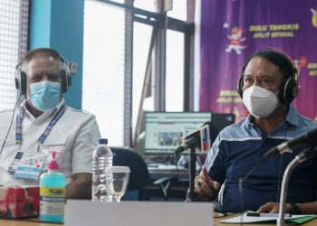 Kabaintelkam Polri yang juga tokoh Papua, Kmisaris Jenderal Paulus Waterpauw (kiri) bersama Menteri Pemuda dan Olahraga, Zaijudin Amali.