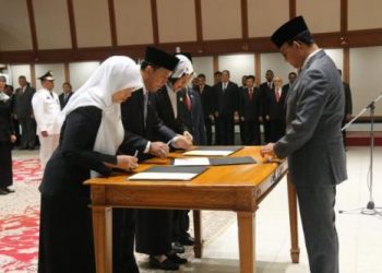 Pelantikan tujuh pejabat eselon dua Pemerintah Provinsi DKI Jakarta oleh  Gubernur Anies Baswedan (kanan) di Balai Kota, Rabu, 13 Oktober 2021.