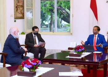 Presiden Joko Widodo menerima Wakil Presiden Eksekutif Komisi Eropa untuk Kebijakan Hijau Eropa dan Iklim, Frans Timmermans di Istana Merdeka, Senin, 18 Oktober 2021.