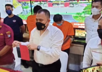 Polisi saat menggelar konferensi pers peristiwa pencurian dan kekerasan di Batam. (Foto: SIR)