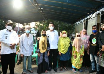 Gubernur Kepulauan Riau, Ansar Ahmad saat meresmikan program aliran listrik masuk desa di Desa Tulang, Karimun, Rabu, 13 Oktober 2021 kemarin. (Foto: Humprov Kepri)
