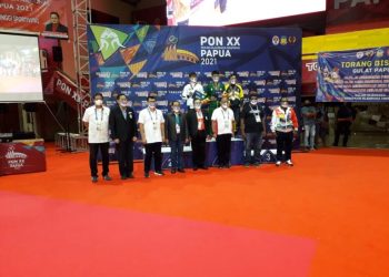 Berfoto bersama setelah penyerahan medali kepada para pegulat pemenang pertandingan dalam PON XX Papua, Senin, 11 Oktober 2021 malam.