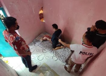Hendra (34), saat sedang memperagakan adegan menyodomi korban di kamar indekosnya. (Foto: Humas Polda Kepri)