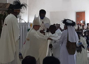 Uskup Agung Timika Mgr. Antonius Subianto Benjamin, OSC memimpin Misa Pentahbisan tiga imam baru di Gereja Katholik St. Misael, Distrik Sugapa, Kabupaten Intan Jaya, Selasa, 12 Oktober 2021.
