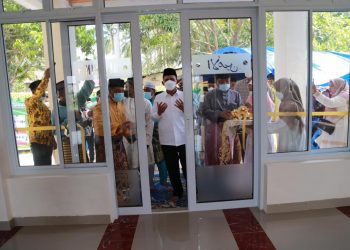 Gubernur Kepulauan Riau, Ansar Ahmad saat meresmikan Musala Al-Amin di Kampung Batu Besar, Batam, Minggu, 24 Oktober 2021. (Foto: Humprov Kepri)