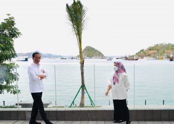 Presiden dan Ibu Iriana Joko Widodo saat berada di kawasan wisata Nusa Tenggara Timur, Kamis, 14 Oktober 2021.