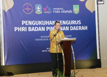 Gubernur Kepulauan Riau, Ansar Ahmad memberikan sambutan dalam Pengukuhan Pengurus PHRI (Perhimpunan Hotel dan Restoran Indonesia) Badan Pimpinan Daerah Kepri, Sabtu, 9 Oktober 2021 di Hotel Aston Batam. (Foto: Humprov Kepri)