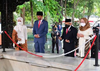 Presiden dan Ibu Negara Iriana Joko Widodo didampingi Wakil Presiden Ma'aruf Amin dan istri melihat dari dekat sumur lubang buaya di Menumen Pancasila.