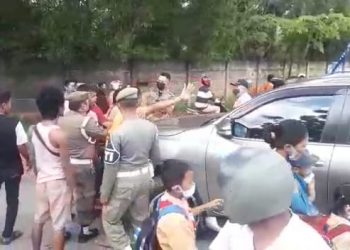 Para pelansir BBM jenis premium di SPBU Sekupang mengadang mobil petugas yang melakukan razia. (Foto: tangkapan layar video)