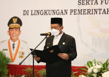 Gubernur Kepulauan Riau, Ansar Ahmad mengambil sumpah dan melantik PNS di lingkungan Pemerintah Provinsi Kepri, Kamis, 14 Oktober 2021 di Gedung Daerah Tanjungpinang. (Foto: Humprov Kepri)