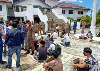 Para pencari suaka yang dibubarkan polisi di kantor DPRD Batam. (Foto: SIR)