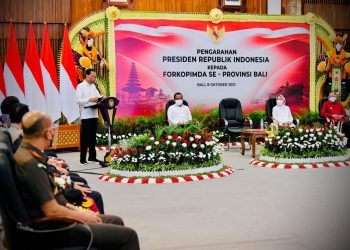 Presiden Joko Widodo memberikan pengarahan kepada Forum Koordinasi Pimpinan Daerah se-Provinsi Bali di Kantor Gubernur Bali, Kota Denpasar, pada Jumat, 8 Oktober 2021.