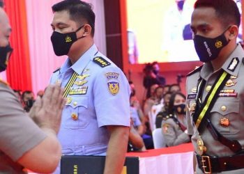 Kapolri Jenderal Listyo Sigit Prabowo sampaikan ucapan selamat kepada peserta Sespimti terbaik di Lembang, Rabu, 26 Oktober 2021.