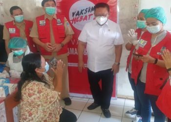 Dewan Pertimbangan Presiden, HR Agung Laksono berbincang dengan para tenaga kesehatan saat meninjau Vaksinasi di Manado, Selasa, 5 Oktober 2021.