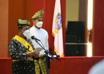 Gubernur Kepulauan Riau, Ansar Ahmad menjadi inspektur upacara peringatan Hari Sumpah Pemuda Ke-93 di Aula Wan Seri Beni, Tanjungpinang, Kamis, 28 Oktober 2021. (Foto: Humprov Kepri)