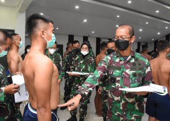Pangdam Jaya Mayjen TNI Mulyo Aji memeriksa langsung  para Calon Tamtama TNI AD bertempat di Aula Ahmad Yani Makodam Jaya, Selasa, 26 Oktober 2021.