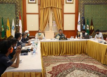 Gubernur Kepulauan Riau, Ansar Ahmad dalam konferensi pers terkait wacana travel bubble, Minggu, 10 Oktober 2021 di Gedung Daerah, Tanjungpinang.