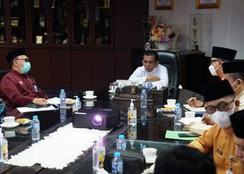Gubernur Kepulauan Riau, Ansar Ahmad saat memimpin Rapat Satgas Percepatan Vaksinasi di Ruang Kerja Lantai 4 Kantor Gubernur, Tanjungpinang, Jumat, 8 Oktober 2021. (Foto: Humprov Kepri)