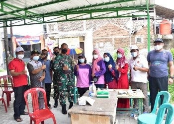 Pangdam Jaya/Jayakarta Mayjen TNI Mulyo Aji. M.A., saat meninjau kegiatan serbuan vaksinasi Kodam Jaya, yang dilaksanakan di wilayah Koramil 06/Tigaraksa Kodim 0510/Trs, bertempat di Perum Mustika Blok G7 Desa Pasirnangka, Kecamatan Tigaraksa, Tangerang, Sabtu, 9 Oktober 2021.