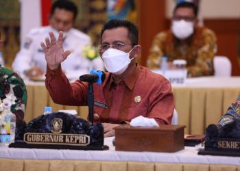 Gubernur Kepulauan Riau, Ansar Ahmad dalam sesi pemaparan dan wawancara secara virtual dari Gedung Daerah, Tanjungpinang, Jumat, 29 Oktober 2021. (Foto: Humprov Kepri)
