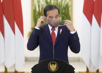 Presiden Joko Widodo sesaat setelah memberikan sambutan peringatan Hari Sumpah Pemuda ke-93 secara virtual di Istana Jakarta, Kamis, 28 Oktober 2021.