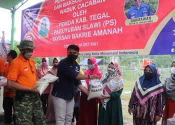 Warga duafa sekitar Waduk Cacaban, Kabupaten Tegal, Jawa Tengah saat menerima bantuan beras dari Bakrie Amanah.