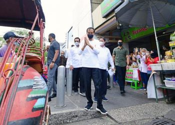 Presiden Jokowi didampingi Gubernur DIY Sultan Hamengkuwuono X dan Menko Perekonomian Airlangga Hartarto menyusuri kawasan Malioboro, Yogyakarta, Sabtu, 9 Oktober 2021.