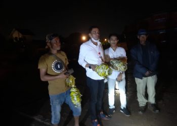 Zefri Perwira Utama (nomor dua dari kanan) saat mendampingi petugas membuka segel MT Great Marine di PT Batamitra Sejahtera. (Foto: Arsip narasumber)