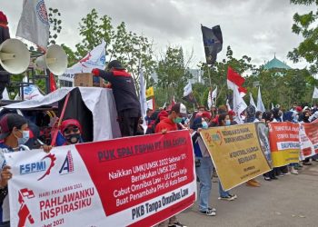 Buruh demo tuntut kenaikan upah di depan Kantor DPRD Kota Batam, Kepulauan Riau, beberapa waktu lalu. (Foto: Fathur Rohim)