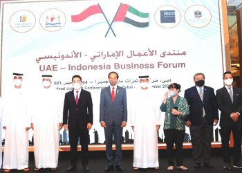 Presiden Jokowi foto bersama para pengusaha PEA di Dubai.