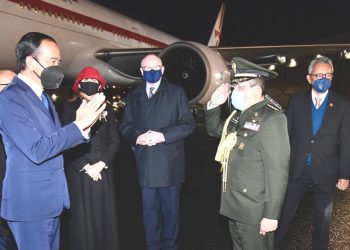 Presiden Jokowi disambut Dubes RI untuk Britania Raya merangkap Republik Irlandia, IMO, Desra Percaya serta Atase Pertahanan RI di Britania Raya, Kolonel Czi Ranon Sugiman.