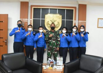 Foto bersama Pangdam Jaya Mayjen TNI Mulyo Aji, dengan enam Siswa Angkatan ke-32 SMA Taruna Nusantara (TN) Magelang.