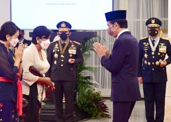 Presiden Joko Widodo menyampaikan ucapan selamat kepada para ahli waris penerima anugerah gelar Pahlawan Nasional di Istana Negara, Jakarta, Rabu, 10 November 2021.