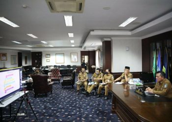 Gubernur Kepulauan Riau, Ansar Ahmad saat rapat bersama Manajemen Republic Polytechnic Singapore melalui video conference dari ruang k Dompak, Senin, 1 November 2021. (Foto: Humprov Kepri)