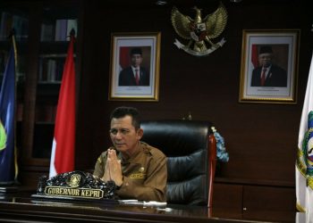 Gubernur Kepulauan Riau, Ansar Ahmad rapat bersama bupati dan Wali Kota dari Gedung Daerah, Tanjungpinang, Senin, 1 November 2021.