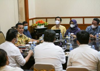 Gubernur Kepulauan Riau, Ansar Ahmad pimpin rapat kecil di Gedung Daerah, Senin, 1 November 2021. (Foto: Humprov Kepri)