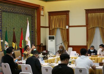 Gubernur Kepulauan Riau, Ansar Ahmad mengikuti rakor penanganan kepulangan WNI dari Malaysia secara virtual di ruang rapat utama Kantor Gubernur Dompak, Tanjungpinang, Senin, 1 November 2021. (Foto: Humprov Kepri)