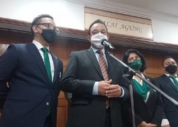 Gubernur DKI Jakarya Anies BAsedab (Kedua dari Kiri) dan Aryo PS Djojohadikusumo (Paling kiri) saat pelantikan Ketua Pordazi DKI Jakarta dan jajaran oleh Ketua Umum Pengurus Pusat (PP)  di Pordasi Triwatty Marciano di Balai Kota Pemerintah Provinsi DKI Jakarta.