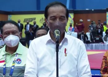 Presiden Joko Widodo didampingi Menpora Zainuddin Amali, memberikan keterangan pers selepas menyaksikan pertandingan cabang olahraga judo tunanetra di GOR Trikora, Distrik Abepura, Kota Jayapura,  Sabtu, 13 November 2021.