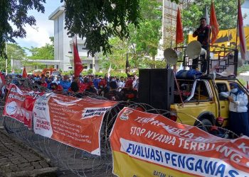 Ratusan massa aksi buruh berdemo di depan Kantor Graha Kepri, Batam, Kepulauan Riau, Kamis, 25 November 2021. (Foto: Fathur Rohim)