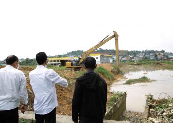 Wakil Wali Kota Batam, Amsakar Achmad saat meninjau kawasan Kaveling Bida Kabil. (Foto: SIR)