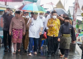 Ketua DPD RI, La Nyalla Mahmud Mattalitti berkunjung ke Masjid Raya Sultan Riau, Penyengat, Selasa, 2 November 2021 didampingi Gubernur Kepri, Ansar Ahmad. (Foto: Humprov Kepri)