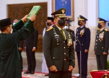 Jenderal TNI Andika Perkasa mengucapkan sumpah jabatan sebagai Panglima TNI di Istana Negara, Rabu, 17 November 2021