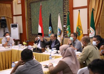 Pj Sekdaprov Kepri, Lamidi pimpin rapat koordinasi persiapan pelaksanaan upacara peringatan Hari Pahlawan ke-76 tahun 2021 di Gedung Daerah, Tanjungpinang, Selasa, 2 November 2021. (Foto: Humprov Kepri)