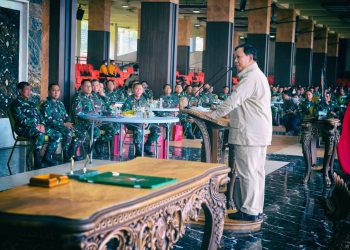 Menteri Pertahanan Prabowo Subianto menyampaikan arahan pada kegiatan Apel Danrem dan Dandim terpusat TA. 2021,  di Gedung E Mabesad, Kamis, 4 November 2021.