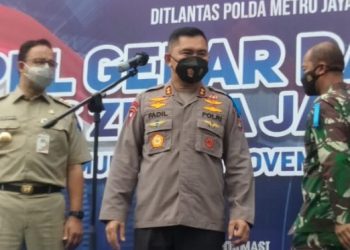 Kapolda Metro Jaya Irjen Fadil Imran bersama Gubernur DKI Jakarta Anies Baswedan saat Apel Gelar Pasukan Operasi Zebra Jaya 2021, Senin, 15 November 2021.