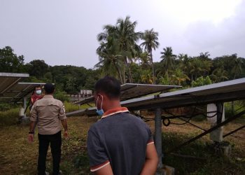 Instalasi Pembangkit Listrik Tenaga Surya (PLTS) di Pulau Mecan, Kecamatan Belakang Padang, Kota Batam, Kepulauan Riau. (Foto: Fathur Rohim)
