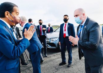 Presiden Jokowi berpamitan dengan pejabat pemerintah daerah Skotlandia di Bandara Glasgow Prestwick sebelum terbang ke Abu Dhabi, Selasa, 2 November 2021.